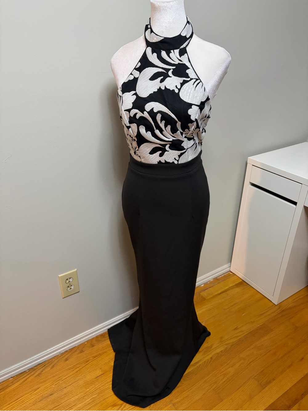 Midnight Nikibiki Women’s Black White Sequin Floral Halter Maxi Dress Gown Small